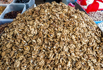Dried walnuts, addition to the dishes and cakes
