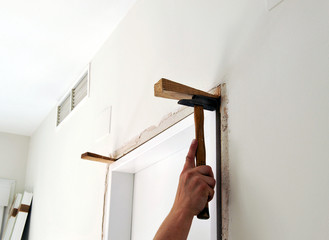 Fototapeta premium Colocación de una puerta nueva en la cas