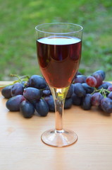 Бокал красного вина и винограда