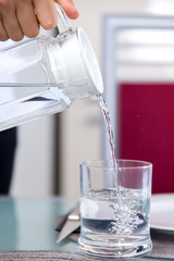 Wasser einschenken