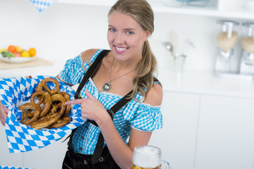 frau zeigt auf brezelkorb
