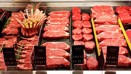 Fotobehang Vlees Vers rauw rood vlees in supermarkt