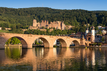 Obraz premium Heidelberg im Sommer mit Alter Brücke und Schloss