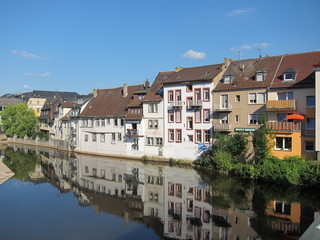 Fototapeta na wymiar Häuser am Fluß