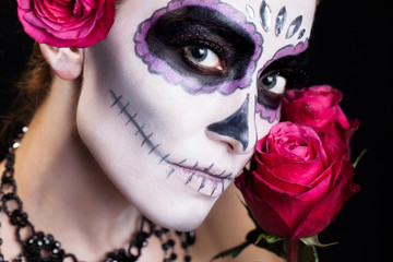 attraktive Frau mit Sugar Skull Make-Up