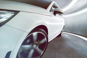 Selbstklebende Fototapete Schnelle Autos Sportwagen im Tunnel