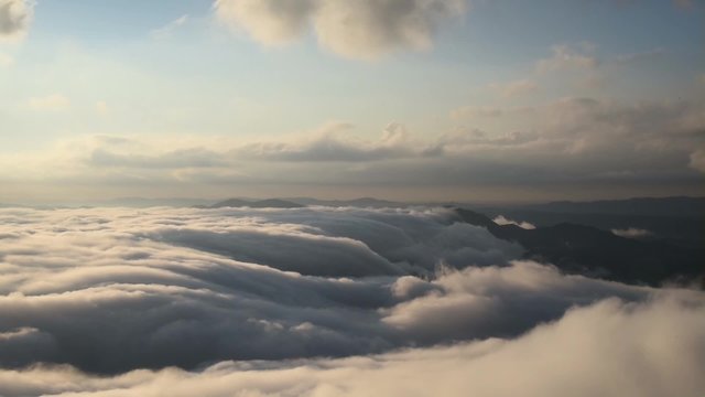 Wolken schieben sich &uuml;ber die Landschaft in der N&auml;he von Barcelona