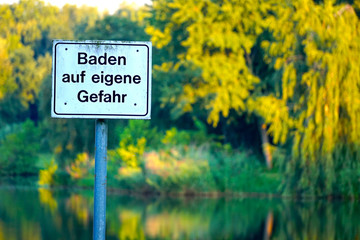 Warnhinweis, Baden auf eigene Gefahr. 