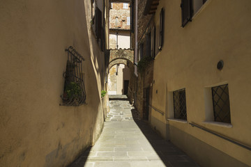 Fototapeta na wymiar Narrow old street in Tuscany