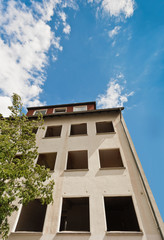 Sanierungsarbeiten an einem Wohnhaus - Haus ohne Fenster