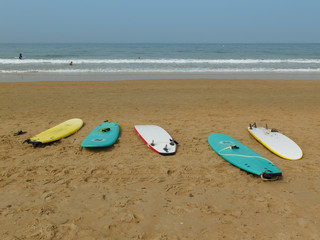 Tabla de surf en la arena de la playa