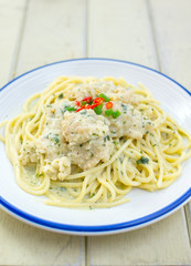 spaghetti white sauce with fried fish