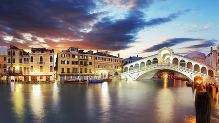 Rialtobrug bij zonsondergang, Venetië, Italië