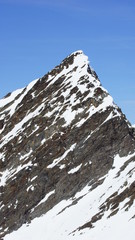 schöner rauer Fels und Gipfel der Alpen und Schnee