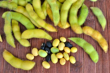 Baccelli di soia con semi