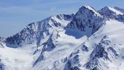 Fototapeta na wymiar schnee und weiße sonnige gipfel der alpen
