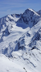 schöner weißer winter in den Alpen