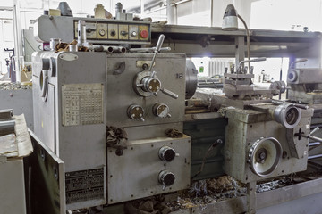 Turning lathe.