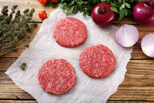 carne cruda hamburger sfondo rustico