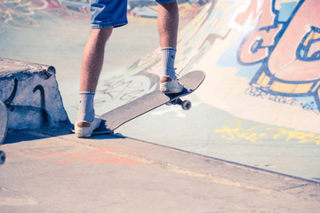 Skateboarder sur sa planche de skate dans un skatepark