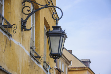 Fototapeta na wymiar Старинный металлический фонарь висящий на доме
