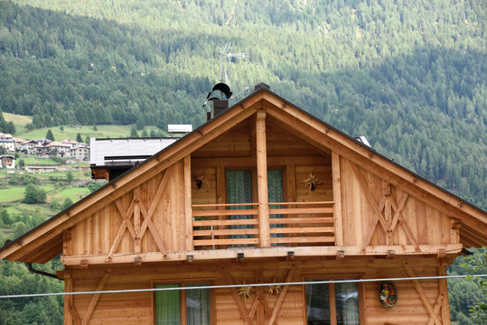 casa in legno mansarda legni casa di montagna baita