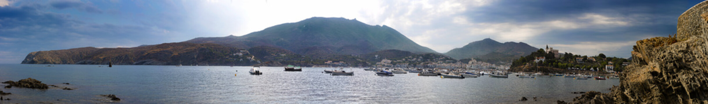 Panorama de la ville de Cadaqu&eacute;s en Espagne