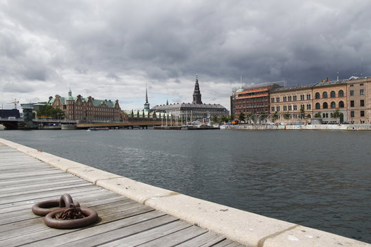 Bitte d'amarrage sur un quai de canal à Copenhague, Danemark	