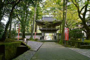 名勝那谷寺の夏模様