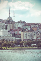 Quartier turc (Istanbul) où surplombe la mosquée de Bademlik avec ses 2 minarets