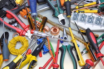 Tools and component kit to use in electrical installations