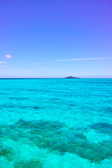 真夏の宮古島　大神島とトロピカルグリーンの海