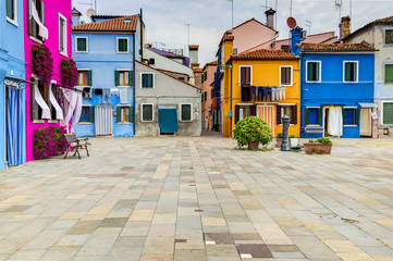 Fototapeta na wymiar Colorful houses of Burano island with laundry
