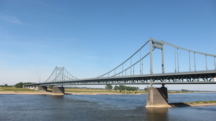Fototapeta na wymiar Uerdinger Rheinbrücke