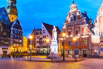 Obraz premium Evening scenery of the Old Town Hall Square in Riga, Latvia