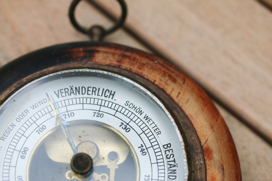 Altes Barometer mit Patina