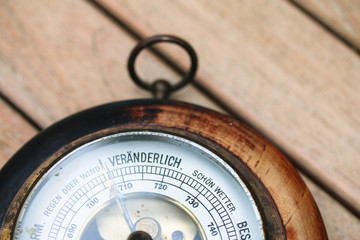 Altes Barometer mit Patina