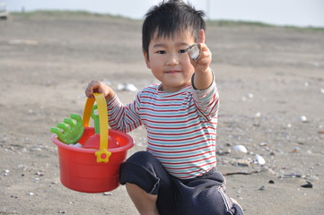 砂浜で遊ぶ子ども