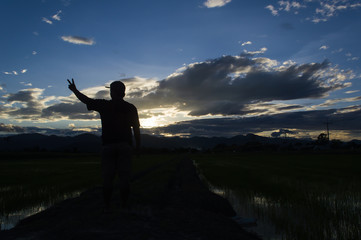 Fototapeta premium man standing alone at the mountain during beautiful sunset