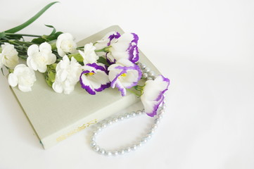 讃美歌の本と清楚な花