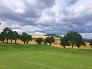 Obraz premium On the empty golf course before rain