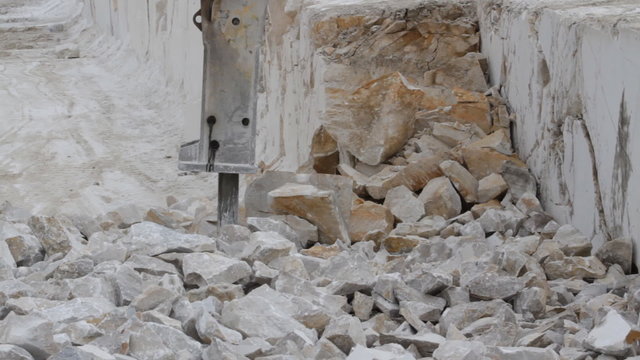 marble quarry, white marble, stone cutting