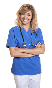 Motivierte Krankenschwester mit blonden Locken