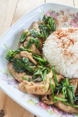 Tofu Pad Thai celery or Khuen Chai