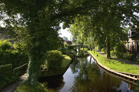 A canal in the idyllic village Giethoorn.