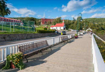 Fototapeta premium TADOUSSAC, CANADA - JULY 21, 2008: Tourists walk along city stre