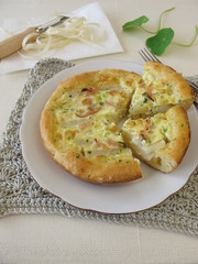 Spargelquiche mit Schinken und Kräutern