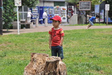 公園で遊ぶ少年