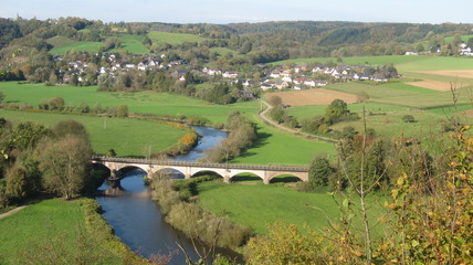 Landschaft mit Eisenbahnbrücke 