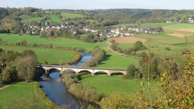 Landschaft mit Eisenbahnbr&uuml;cke 